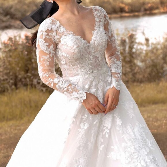 Essense of Australia Lace V-Neckline Wedding Dress with Optional Long Sleeves - Picture 5 of 13